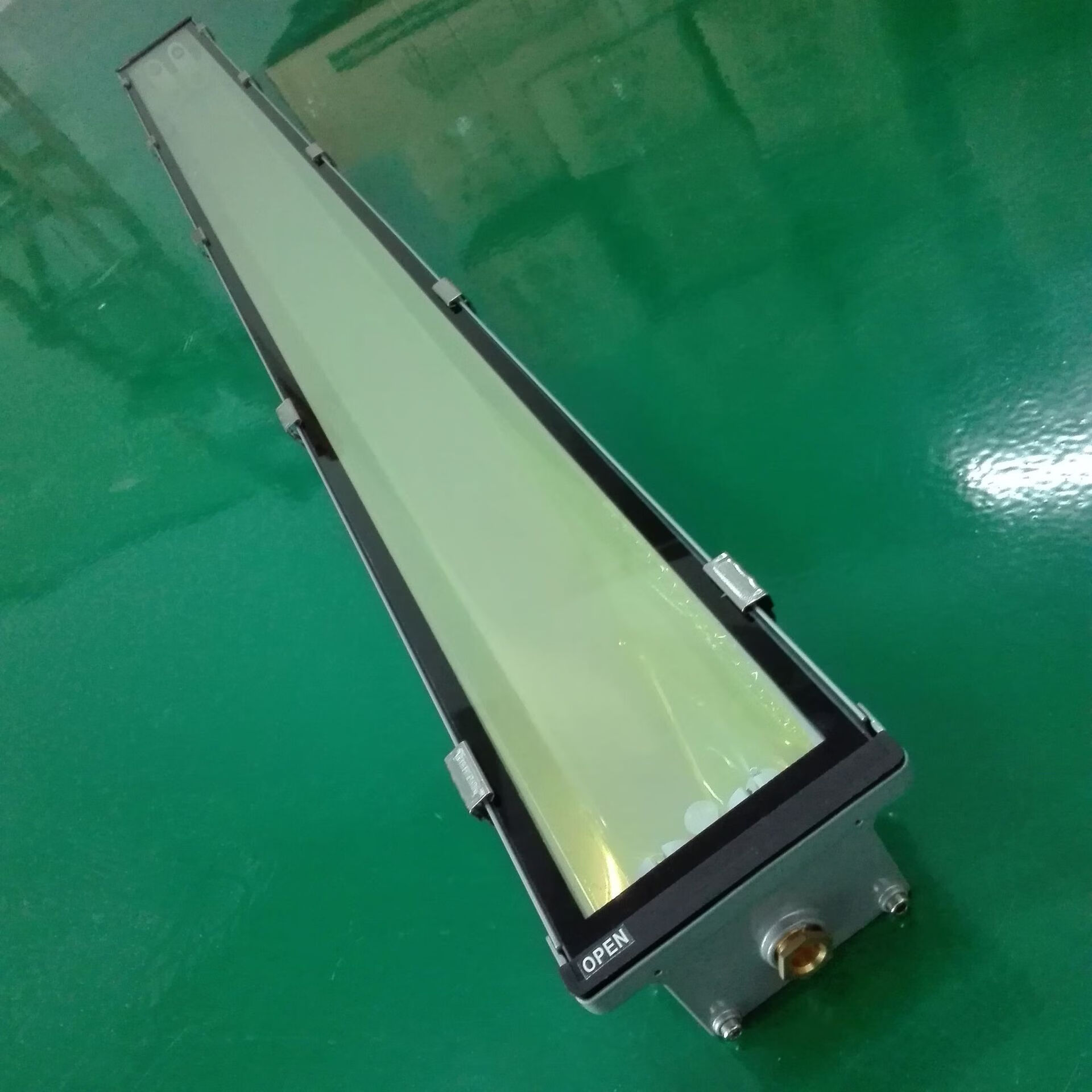 鋁合金線(xiàn)條燈支架 LED隧道燈與日光燈的高效解決方案